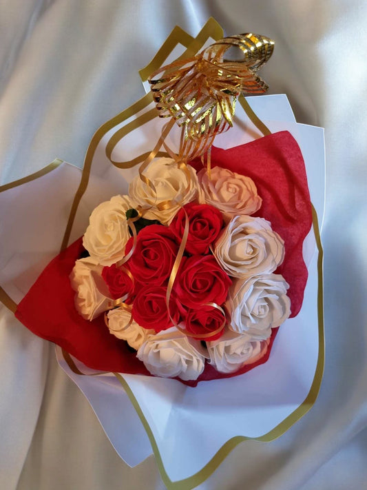 Bouquet Artisanal de Roses Blanches et Rouges