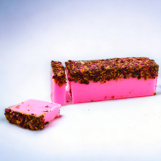 Savon artisanal ROSE ET PÉTALES DE ROSES- Collection "Sauvage&Naturel"