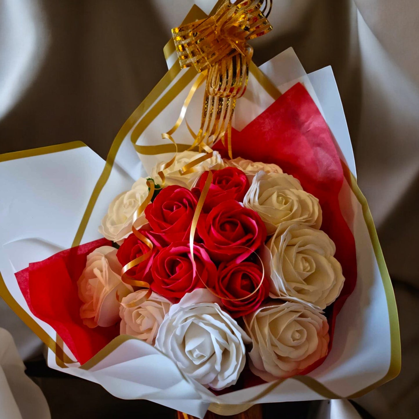 Bouquet Artisanal de Roses Blanches et Rouges