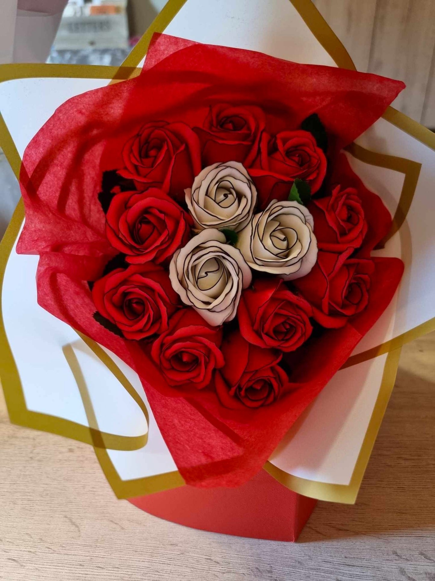 Bouquet Artisanal de Roses Rouges et Blanches Décorées