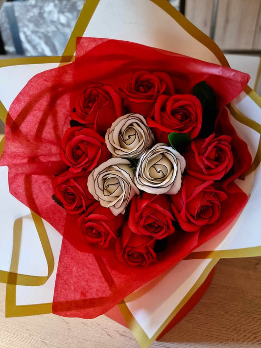 Bouquet Artisanal de Roses Rouges et Blanches Décorées