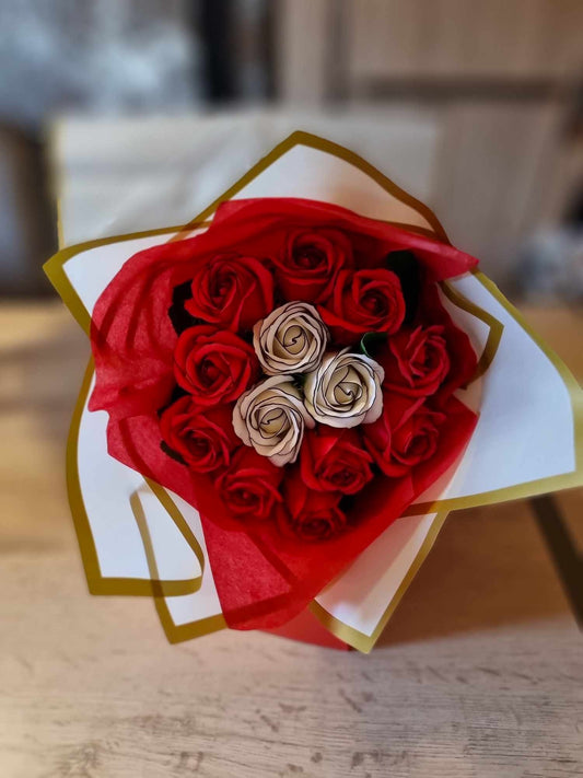 Bouquet Artisanal de Roses Rouges et Blanches Décorées