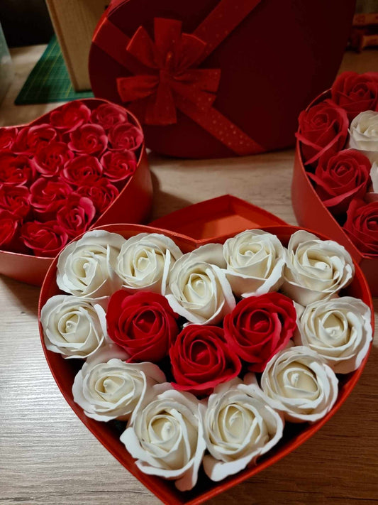 Coffret Coeur de Roses Blanches et Rouges