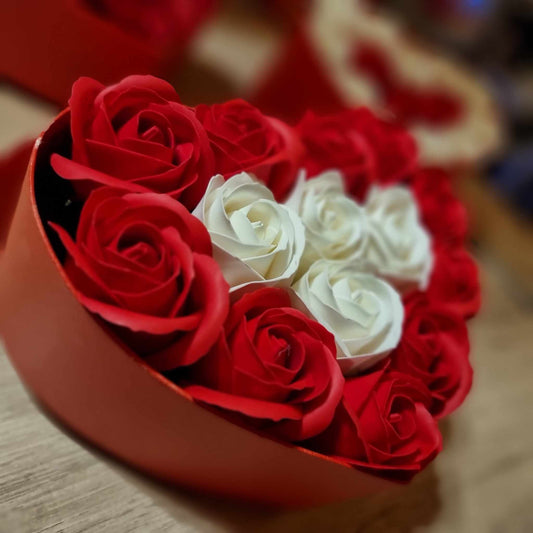 Coffret Coeur de Roses Rouges et Blanches