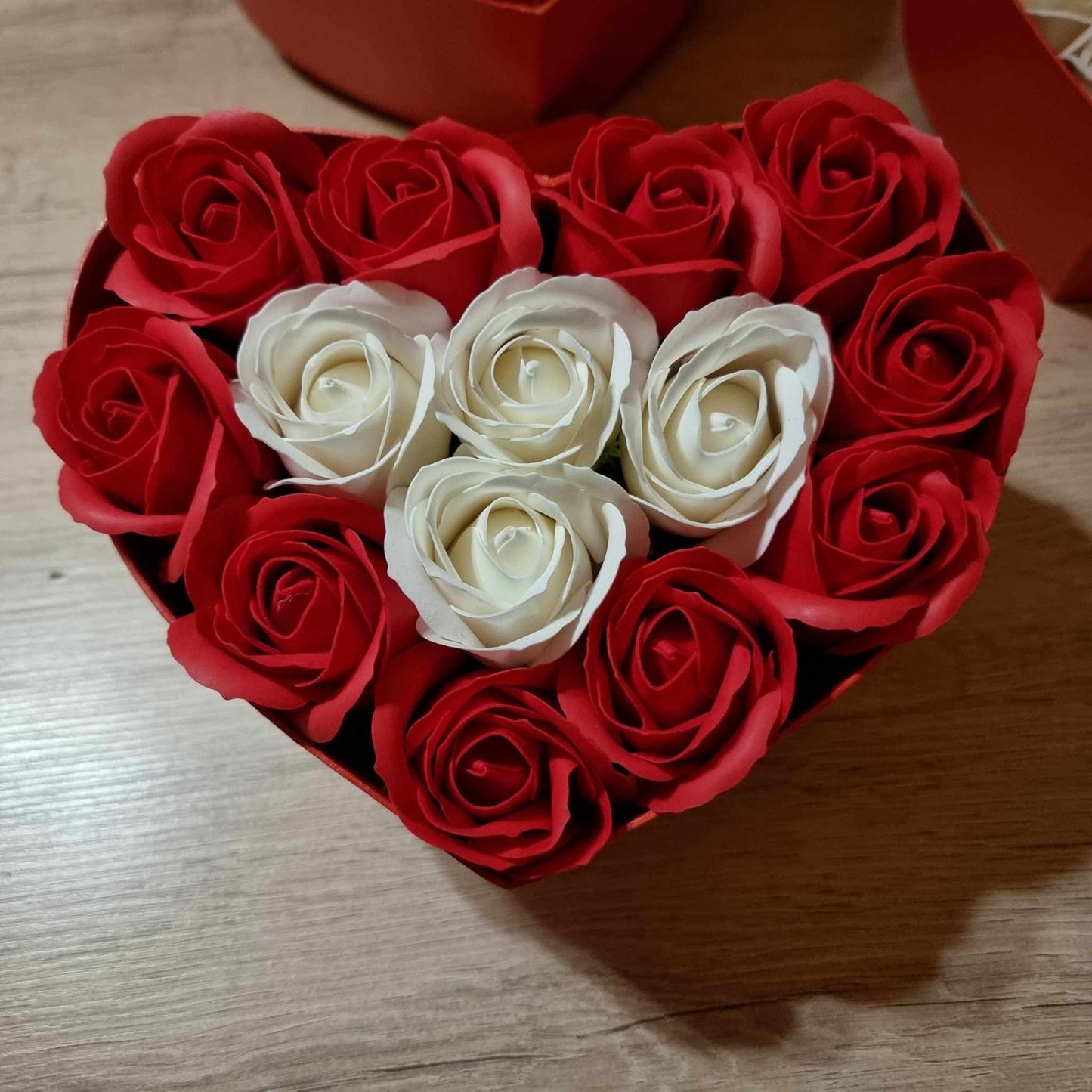 Coffret Coeur de Roses Rouges et Blanches